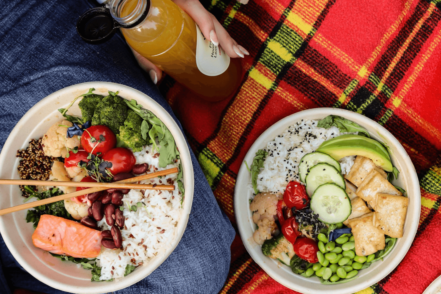 Zwei gesunde Symposium Bwols und eine Symposium Homemade Lemonade
